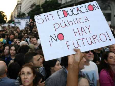 Estudiantes, docentes y sectores sociales marcharán en Posadas en defensa de la educación pública.