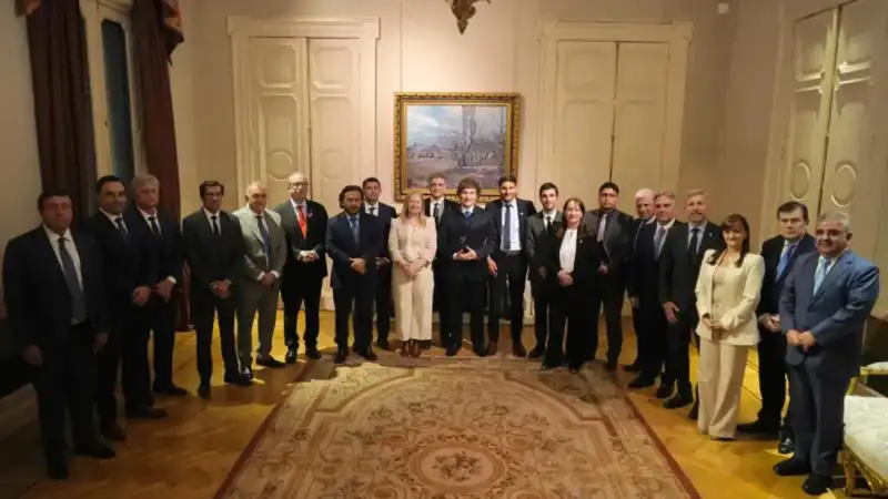 Anticipos a provincias: Misiones recibirá alrededor de $94 mil millones de los $1400 mil millones que dará Nación 4 YPF confirmó que mantendrá los precios del combustible pese a que el barril de petróleo superó los 100 dólares en el mercado internacional.
