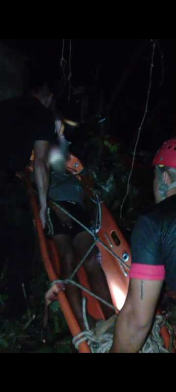 Durante la madrugada, un operativo técnico de rescate permitió evacuar a un hombre que quedó atrapado entre la vegetación y el terreno irregular en la zona baja del puente de Garupá.