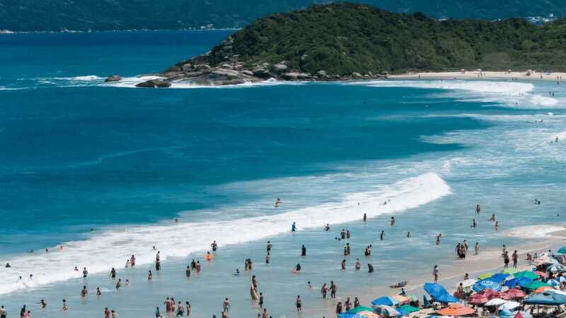 La caída del poder adquisitivo impactó en el turismo regional y generó un perfil de visitante más austero durante el verano en el sur de Brasil.