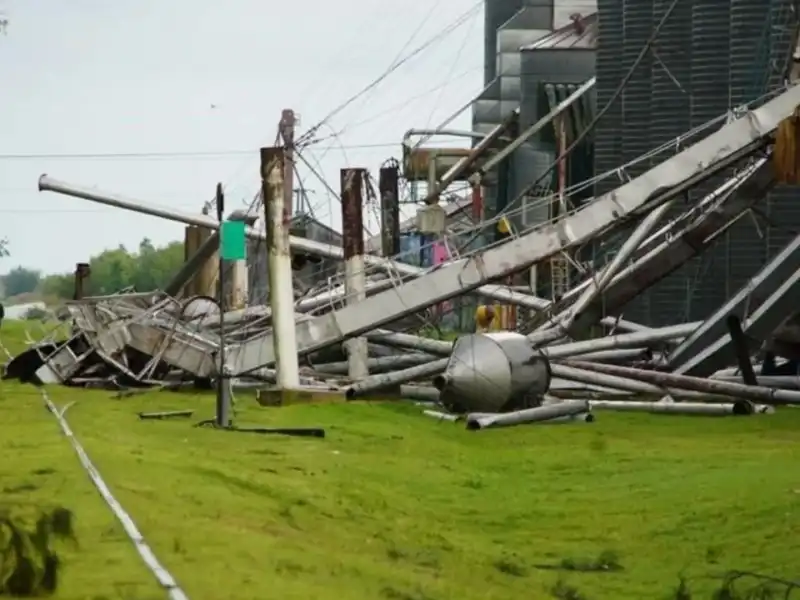 Tornado causó graves destrozos en el sur de Santa Fe y dejó a Bombal sin luz Tornado