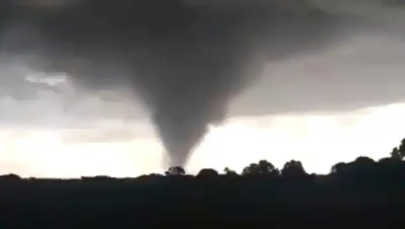Tornado causó graves destrozos en el sur de Santa Fe y dejó a Bombal sin luz 2 Tornado