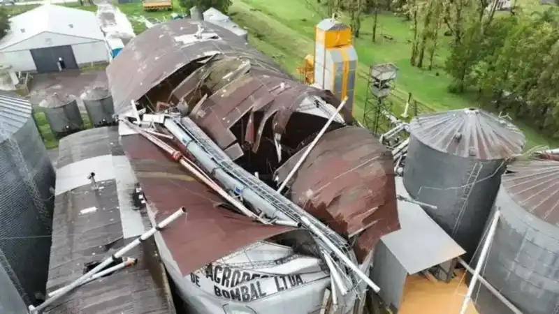 Tornado causó graves destrozos en el sur de Santa Fe y dejó a Bombal sin luz 3 Tornado