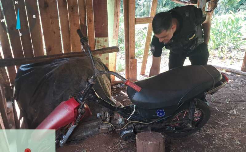 Usurpación en zona rural de San Pedro: secuestran arma de fuego y motocicleta en un lote privado 3 Durante la inspección del campamento precario, los efectivos hallaron un arma marca Taurus lista para disparar y cartuchos del mismo calibre.