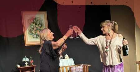 Sandra Peirano presenta “Voy a Marte” en Posadas en el Día Mundial del Teatro: una obra sobre sueños, juego y la vida en la tercera edad.