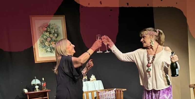 Sandra Peirano presenta “Voy a Marte” en Posadas en el Día Mundial del Teatro: una obra sobre sueños, juego y la vida en la tercera edad.