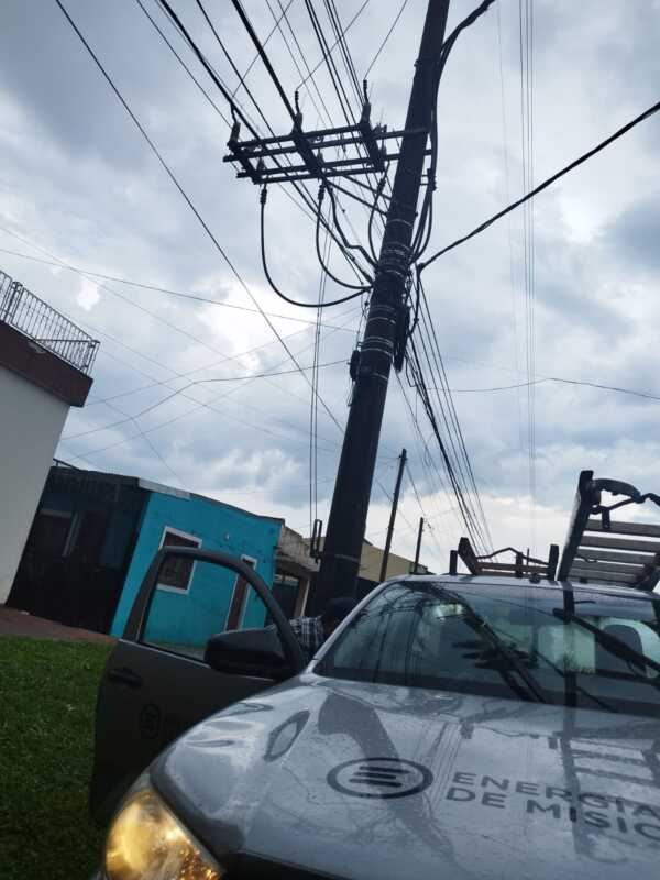 Temporal en Posadas: EMSA trabaja para reparar daños en la red eléctrica 5 WhatsApp Image 2026 03 06 at 17.13.18 2 - 4