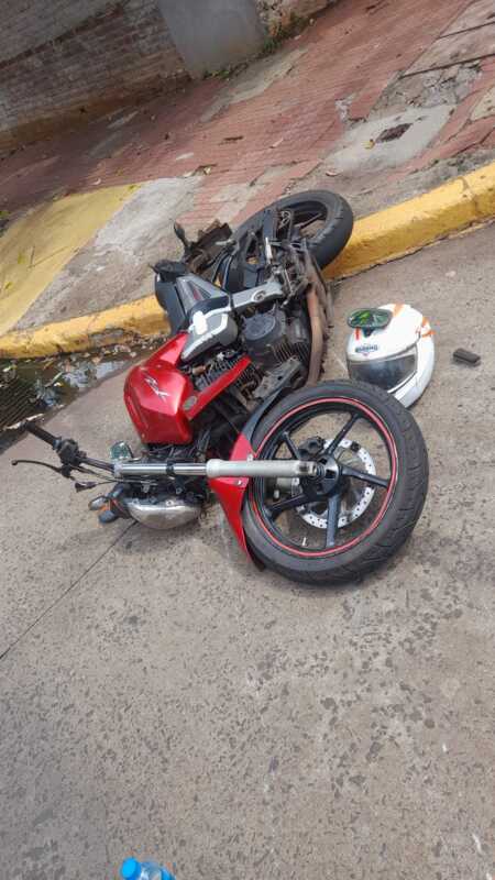 Posadas: un herido tras un choque entre un auto y una moto en pleno microcentro 3 WhatsApp Image 2026 03 09 at 16.48.50 - 2