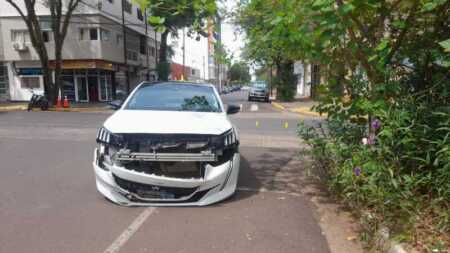 Posadas: un herido tras un choque entre un auto y una moto en pleno microcentro choque auto moto en Posadas