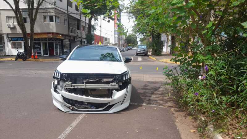Posadas: un herido tras un choque entre un auto y una moto en pleno microcentro choque auto moto en Posadas