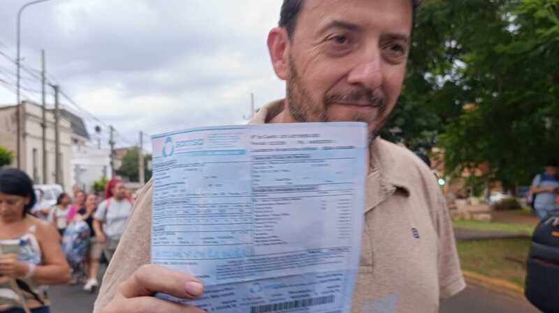 Vecinos se manifestaron frente a SAMSA por los desproporcionados incrementos en las boletas 5 WhatsApp Image 2026 03 11 at 18.27.53 1 - 4