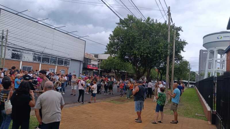 Vecinos se manifestaron frente a SAMSA por los desproporcionados incrementos en las boletas 9 WhatsApp Image 2026 03 11 at 19.12.42 - 8