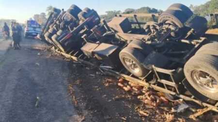 Se durmió al volante y volcó en Corrientes: el camionero tenía 1,91 g/l de alcohol en sangre camion volcado en Corrientes