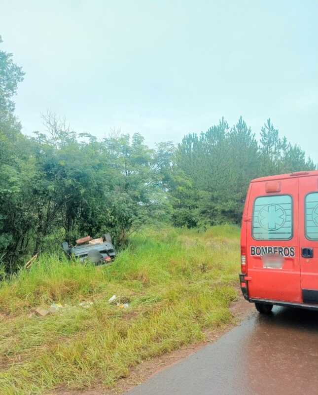 San Pedro: auto despistó en la Ruta 14 y no hubo heridos 2 Ruta 14: un auto perdió el control y terminó fuera de la calzada en San Pedro