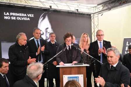 A 34 años del atentado a la Embajada de Israel, Milei reafirmó que “frente al terrorismo no puede haber tregua” Milei en la embajada de Israel