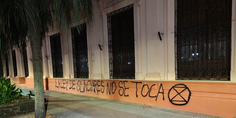 Ley de Glaciares y grafittis en la Legislatura: “Si los diputados votan a favor de la reforma, son ecocidas” 4 WhatsApp Image 2026 03 17 at 18.09.59 - 3