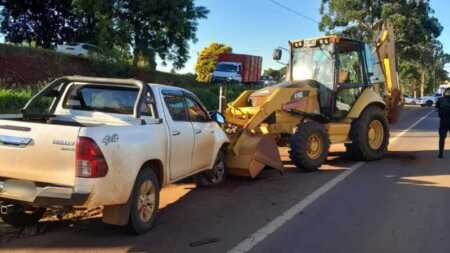 San Vicente: un hombre resultó herido tras el choque de una camioneta con una retroexcavadora hombre herido accidente San Vicente