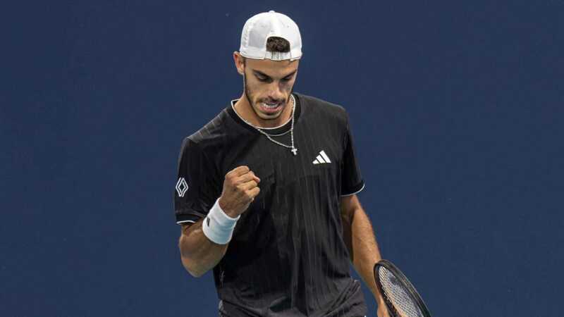 Tenis: Cerúndolo dio el golpe ante Medvedev y avanzó a octavos en Miami Francisco Cerúndolo