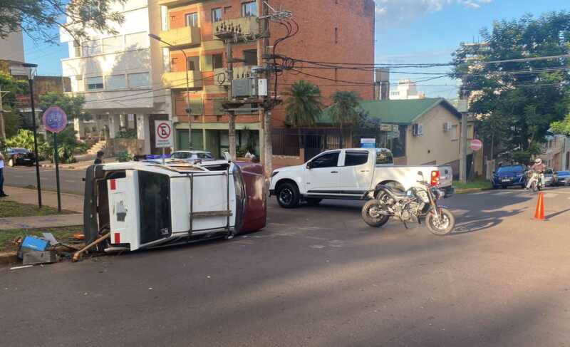 Siniestro vial en Posadas: conductor resultó lesionado tras un choque en Sáenz Peña y Bolívar 3 Siniestro vial en una transitada esquina de Posadas dejó un lesionado