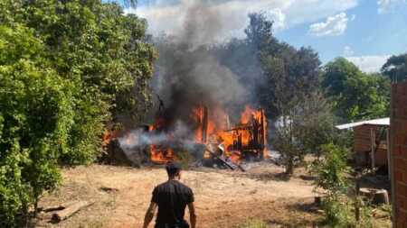 Un incendio destruyó por completo una vivienda en el barrio Bicentenario de Puerto Iguazú incendio casa iguazú