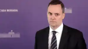 La adhesión del jefe de Gabinete al régimen simplificado de Ganancias reavivó el debate sobre su situación patrimonial, en medio de cuestionamientos de la oposición y una causa judicial en trámite.
