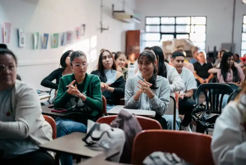 Misiones impulsa el programa “Ahora Estudiante” para aliviar los costos de las casas de estudio privadas 2 El programa “Ahora Estudiante” permitirá a alumnos de instituciones privadas acceder a descuentos en las cuotas universitarias, con financiamiento del Gobierno de Misiones.