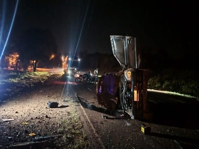 Despistó con su auto en Jardín América y salió ileso tras el siniestro auto