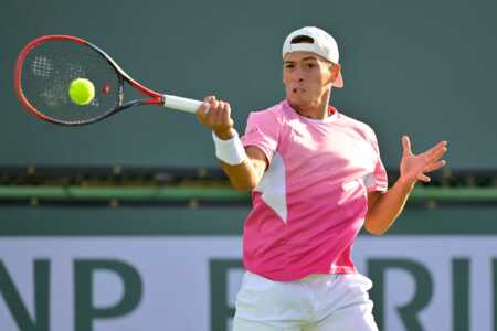 Indian Wells: Báez debutó con triunfo y cuatro argentinos siguen en competencia Francisco Cerúndolo venció a Stefanos Tsitsipas en su debut en Montecarlo y avanzó a segunda ronda. Segunda victoria argentina en el día.