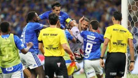 Cruzeiro se consagró campeón estadual tras vencer 1-0 a Atlético Mineiro, pero la final en Belo Horizonte terminó con una batalla campal y 23 expulsados.