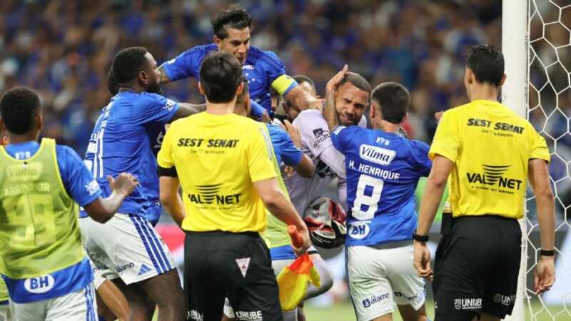 Cruzeiro se consagró campeón estadual tras vencer 1-0 a Atlético Mineiro, pero la final en Belo Horizonte terminó con una batalla campal y 23 expulsados.