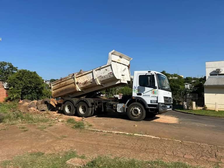 Edgardo “Chichín” Aquino confirmó bloqueos en la frontera con Brasil: qué pasó La Policía Federal de Brasil realizó excavaciones y colocó montículos de tierra en pasos no habilitados que conectan Bernardo de Irigoyen con Barracão y Dionísio Cerqueira.