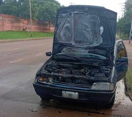 Bomberos sofocaron el incendio de un vehículo en la zona sur de Posadas Posadas incendio auto