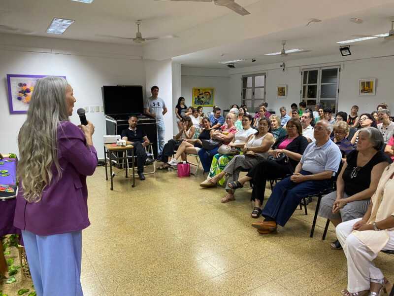“Camino a tu Faro Interior”: Marianela Miguez presenta en Posadas un libro que combina meditación, tecnología y autoconocimiento 2 Miguez propone una experiencia que combina lectura, meditación guiada y tecnología.
