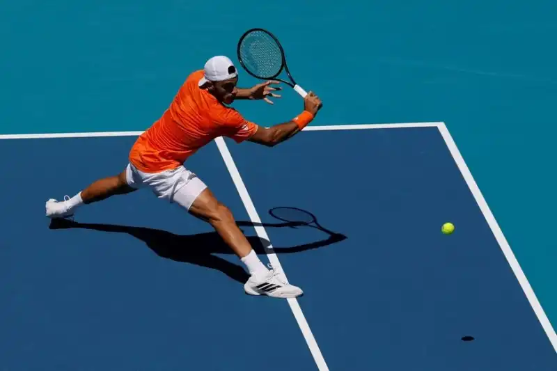 Cerúndolo va por el golpe ante Zverev y sueña con las semifinales en Miami 1 Francisco Cerúndolo enfrenta a Alexander Zverev por los cuartos de final del Masters 1000 de Miami. Busca meterse entre los cuatro mejores.