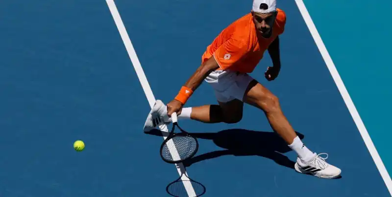 Francisco Cerúndolo venció a Stefanos Tsitsipas en su debut en Montecarlo y avanzó a segunda ronda. Segunda victoria argentina en el día.