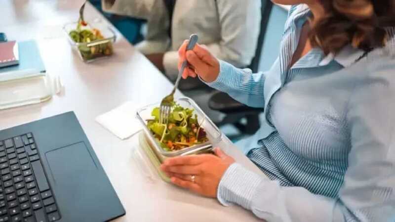 Un informe de la UCA revela que el 83,5% de los trabajadores formales en Argentina sufre dificultades para alimentarse durante la jornada laboral por la pérdida del poder adquisitivo.