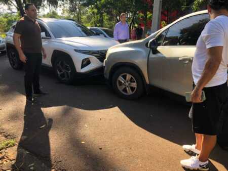 Un hombre de 50 años fue detenido en Encarnación tras bloquear el tránsito, agredir a policías y negarse a realizar el alcotest. Su vehículo fue enviado al corralón municipal.