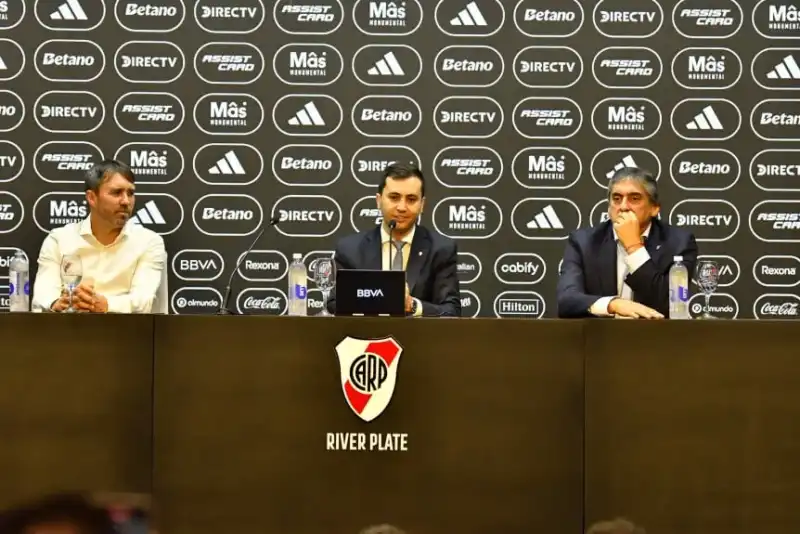 Bombazo en River: van por los regresos de Mastantuono y Echeverri 1 River prepara un mercado de pases ambicioso y busca repatriar a Franco Mastantuono y Claudio Echeverri. El club consultará a Real Madrid y Manchester City por posibles préstamos.