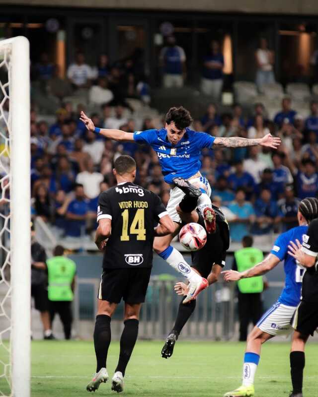 Cruzeiro se consagró campeón estadual tras vencer 1-0 a Atlético Mineiro, pero la final en Belo Horizonte terminó con una batalla campal y 23 expulsados.