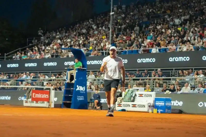 Luciano Darderi gritó campeón en Santiago y cerró a lo grande la gira sudamericana Luciano Darderi venció a Yannick Hanfmann y se consagró campeón del ATP 250 de Santiago. Es su quinto título ATP y el primero de la temporada.