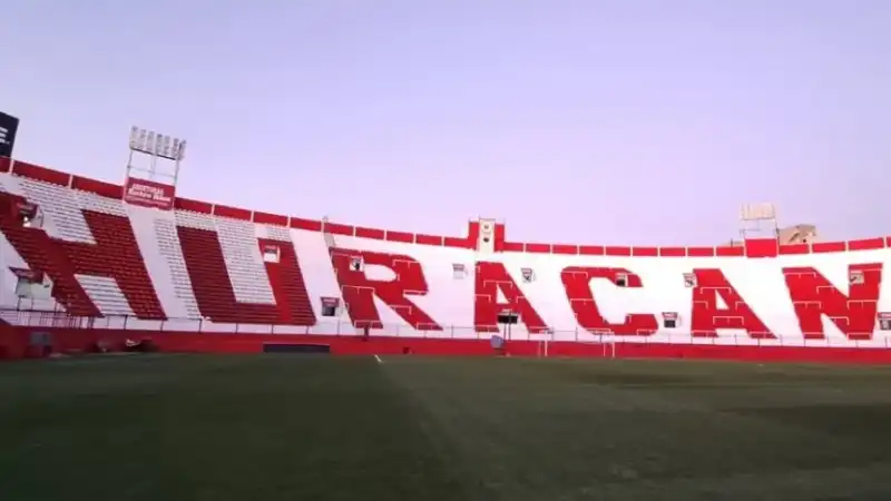 Huracán emitió un comunicado y rechazó jugar sin público ante River 1 Huracán rechazó la decisión de jugar sin público ante River y anunció acciones legales. El club cuestionó la falta de informes técnicos tras el derrumbe cerca del estadio.
