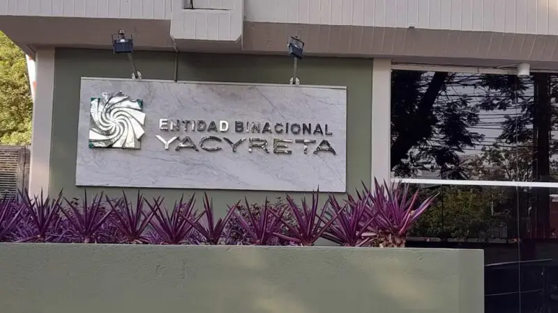 En Yacyretá imponen “ley del silencio” a funcionarios y advierten con sanciones 4 La Entidad Binacional Yacyretá emitió una circular que prohíbe a funcionarios brindar información sin autorización y establece sanciones. La medida centraliza la comunicación y genera debate sobre acceso a la información pública.