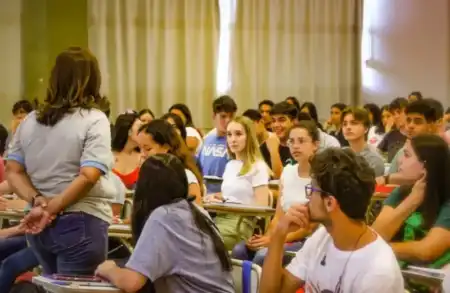 Misiones impulsa el programa “Ahora Estudiante” para aliviar los costos de las casas de estudio privadas El programa “Ahora Estudiante” permitirá a alumnos de instituciones privadas acceder a descuentos en las cuotas universitarias, con financiamiento del Gobierno de Misiones.