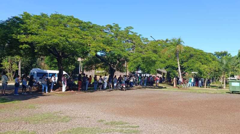 Largas filas desde las 6 de la mañana en el Jardín Botánico para tramitar el Boleto Estudiantil Boleto Estudiantil Posadas