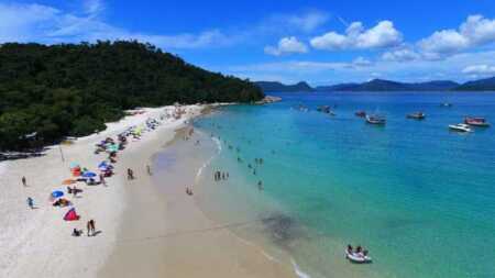 Turismo en Santa Catarina: la temporada cayó hasta 30% por la crisis económica Empresarios del sector inmobiliario aseguran que la temporada en el litoral de Santa Catarina tuvo menos turistas, aunque el clima permitió disfrutar plenamente de las playas.