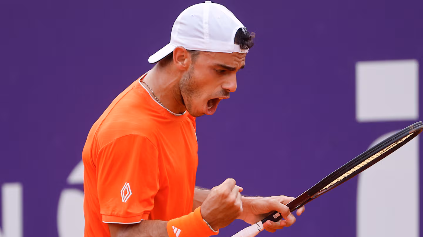 Cerúndolo y Etcheverry van por los cuartos en Miami y sostienen la ilusión argentina 4 Francisco Cerúndolo y Tomás Etcheverry disputan los octavos de final del Masters 1000 de Miami con la ilusión de seguir avanzando.