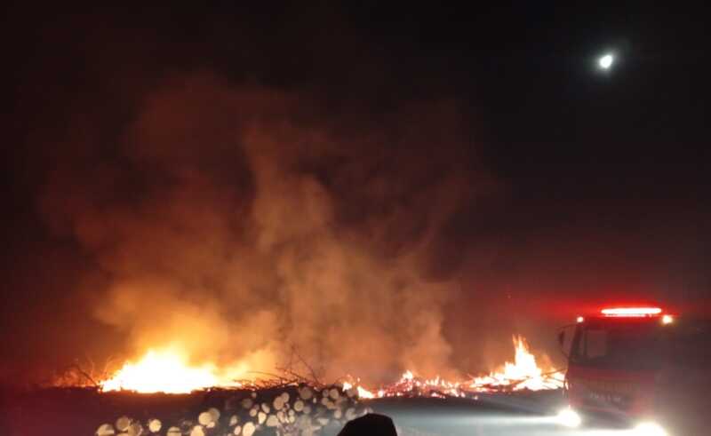 Bomberos sofocaron un incendio forestal en Capioví bomberos
