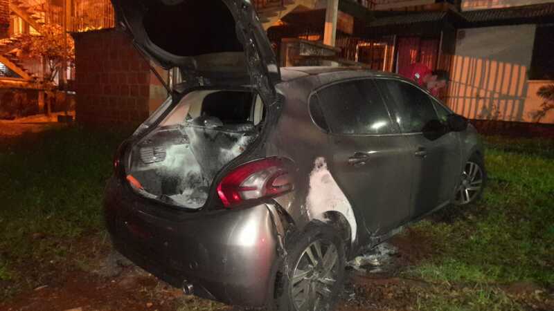 Ataque con molotov provocó destrozos en dos autos de Posadas 4 Posadas ataque incendiario