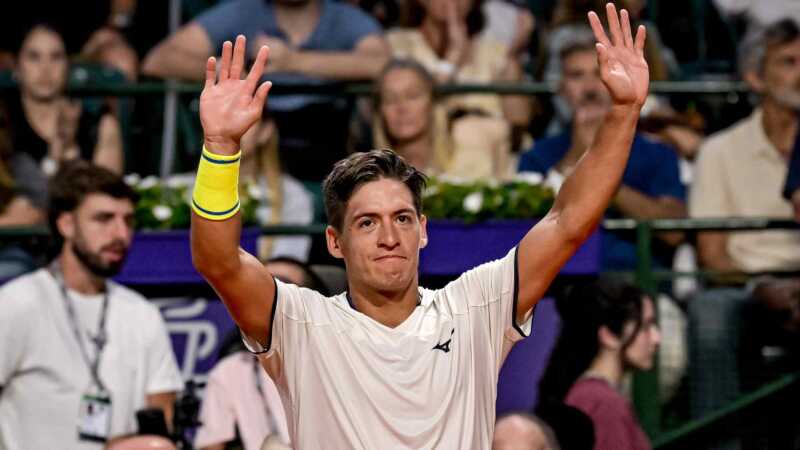 Sebastián Báez dio el golpe y avanzó en el Indian Wells 2 Sebastián Báez venció a Jiri Lehečka en sets corridos y avanzó a la tercera ronda del Masters 1000 de Indian Wells. El argentino enfrentará a Daniil Medvedev.