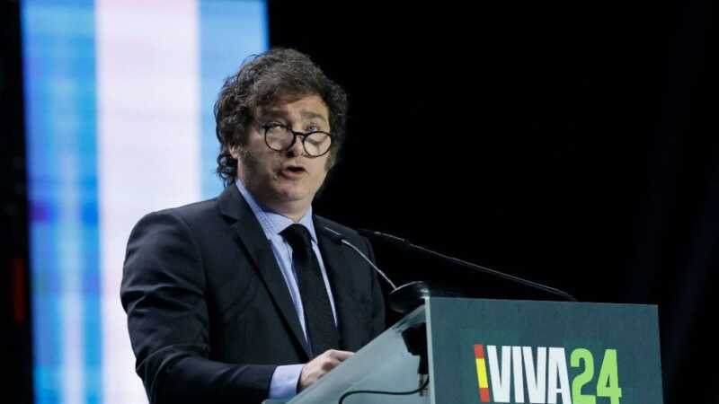 El presidente Javier Milei defendió su programa económico en redes sociales, destacó la estabilidad del dólar, la mejora del riesgo país y el rendimiento del Merval, y aseguró que la Argentina atraviesa un proceso de estabilización tras “ordenar el desastre heredado”.